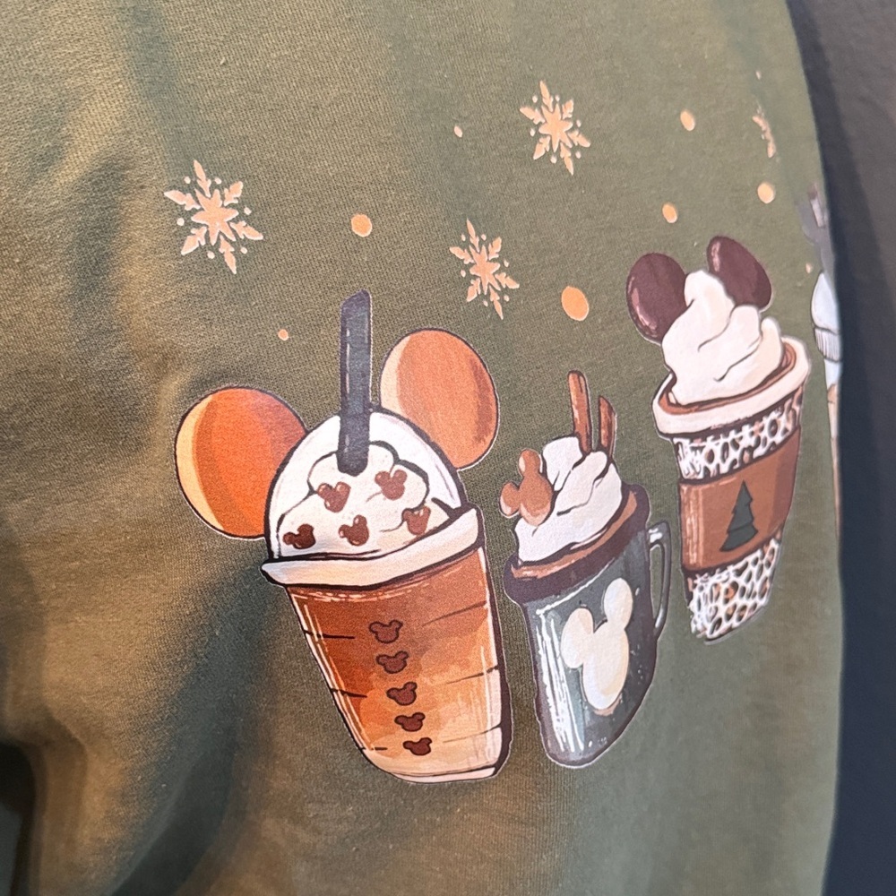 •Disney Holiday shirt• - Picture 4 of 5